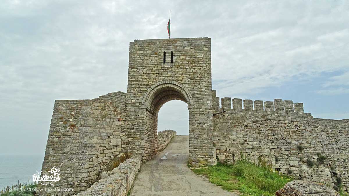 Входът на крепостта на нос Калиакра
